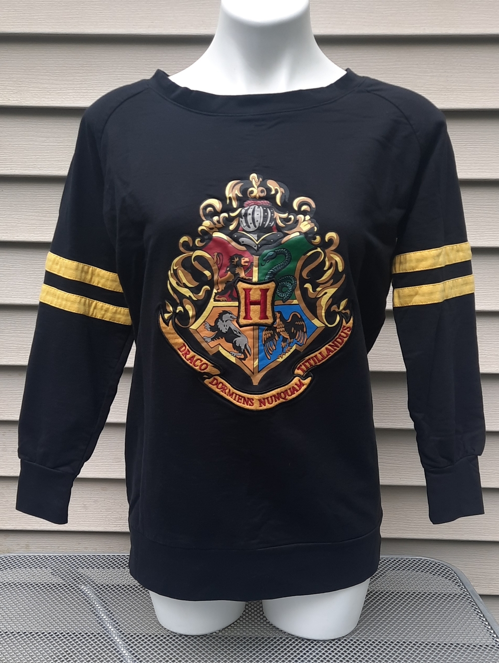 Harry Potter Universal Studio Wizarding World Hogwarts Crest  Sweatshirt